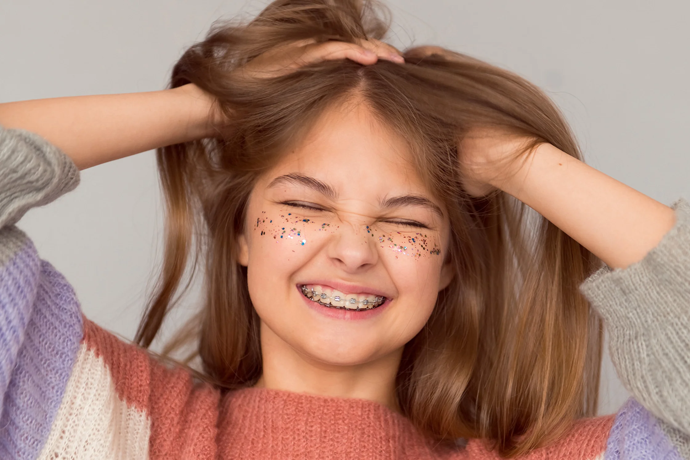 Mädchen mit fester Zahnspange – Zahnspange für Kinder