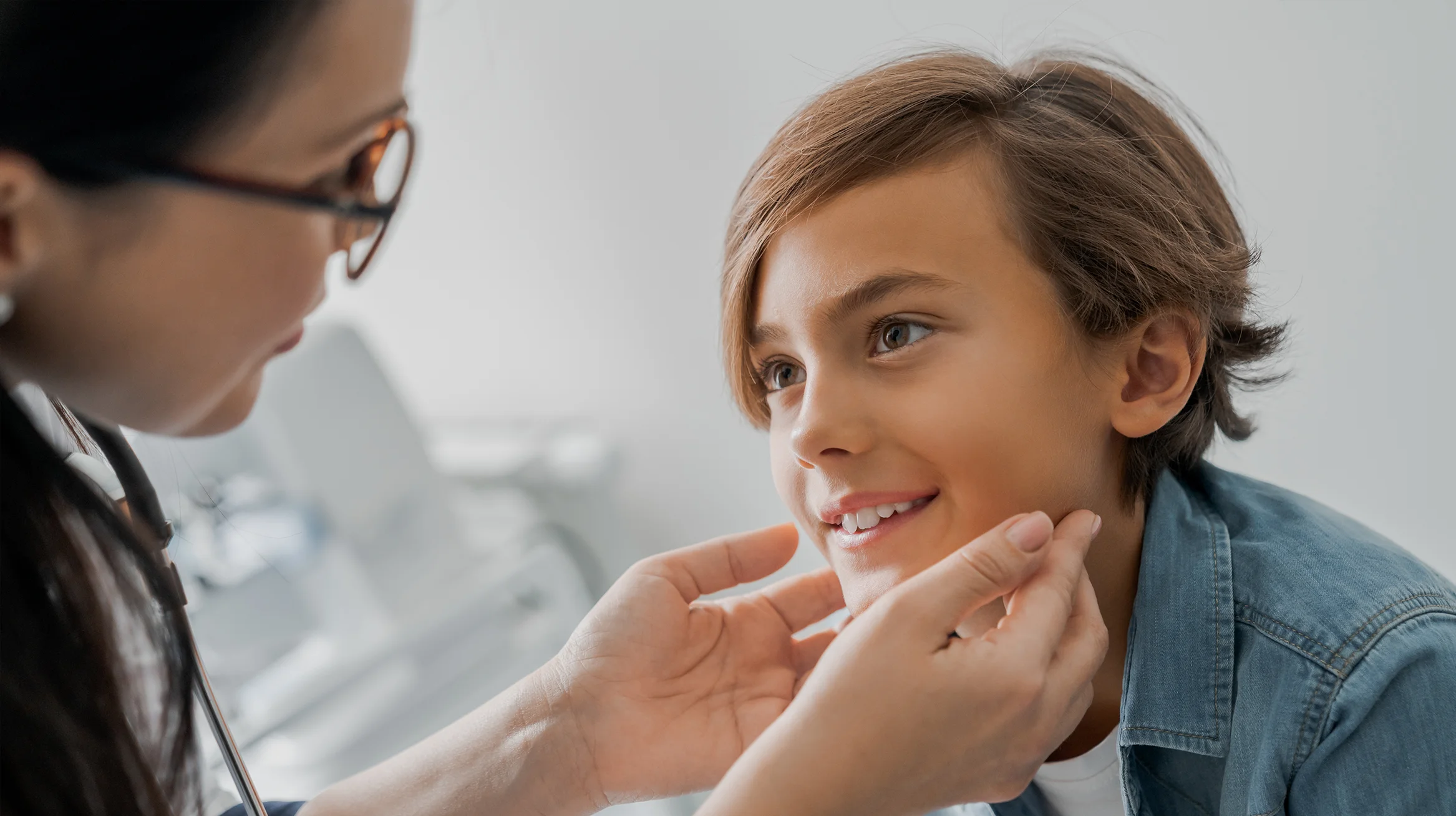 Kieferorthopädische Frühbehandlung bei einem Kind – Ärztin untersucht Zähne, Biss und Kieferentwicklung.